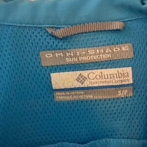 Small Columbia button down Sun shirt in baby blue